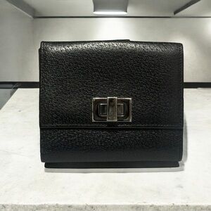 Like New Gucci Twist Lock Wallet